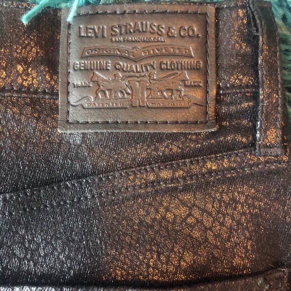 Brand new Levi black snakeskin high rise jeans 29 - Picture 3 of 4
